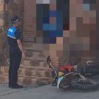 El joven chocó contra una vivienda en su huída.