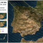 Mapa con la franja donde será visible el eclipse de sol el próximo verano. Morala y los astrónomos observan la presentación.