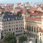 Panorámica de Casa Botines con el Palacio de los Guzmanes.