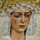 La mirada de la Macarena, una vez restaurada, divide a los devotos sevillanos.