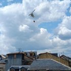 El helicóptero que intervino en Matachana, en pleno vuelo sobre Bembibre.