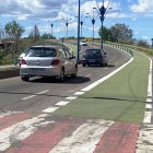 El puente de Azorín dispone desde mayo de aceras a nivel pintadas de verde.