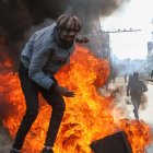 Un manifestante salta sobre neumáticos en llamas durante una protesta en el distrito central de negocios en Nairobi, Kenia, el 25 de junio de 2025, marcando el primer aniversario de las protestas de la Generación Z que culminaron con el asalto al parlamento nacional. (Protestas, Kenia) EFE/EPA/STR.