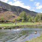 La piscina fluvial dispone de una 'playa' verde a ambas márgenes, chiringuito y área de juegos infantiles.