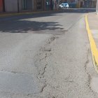 El asfalto presenta baches y desniveles.