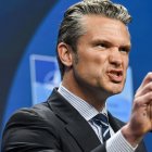 Pete Hegseth habla durante una conferencia de prensa tras la cumbre de la Otan.