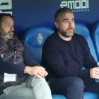 Javi Rey conversa con Sietes —director deportivo— antes del comienzo de un partido.