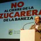 PJavier Carrera, a la izquierda, en su intervención en el acto celebrado este jueves en el Teatro Municipal.