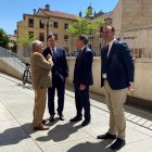 El presidente de la Junta de Castilla y León, Alfonso Fernández Mañueco, y el consejero de Cultura, Gonzalo Santonja, dialogan (a la izquierda de la imagen).