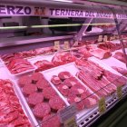 Expositor de un supermercado con diferentes productos de Ternera del Bierzo.
