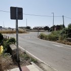 La acera se corta ahora al llegar a la Presa del Bernesga.