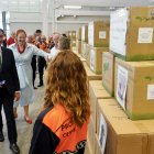 El consejero de Medio Ambiente, Vivienda y Ordenación del Territorio, Juan Carlos Suárez-Quiñones, entrega material logístico estratégico de emergencias a distintas entidades de Castilla y León junto a la directora de la Agencia de Protección Civil Irene Cortés.
