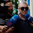  Santos Cerdán, abordado en la calle.
