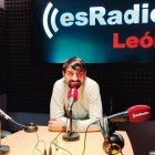 El periodista leonés de esRadio Santiago Fernández Suárez, que en julio lanza el podcast 'Los santos inocentes'.
