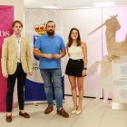 Alejandro Barrera, alcalde de Villadangos (en el centro), en la presentación de la exposición.