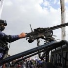 Un soldado hutí maneja una ametralladora en un vehículo mientras patrulla durante una protesta contra EE.UU. e Israel, en Sana (Yemen), el 27 de junio de 2025. EFE/EPA/YAHYA ARHAB.