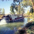 El Antonio de Ulloa, un barco eléctrico de palas que navega por el Canal de Castilla.