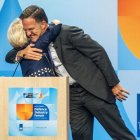 Ursula von der Leyen y el secretario general de la Otan, Mark Rutte, se abrazan.