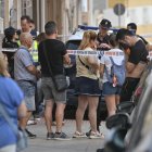 Familiares de la nueva víctima, en su domicilio en Almería.