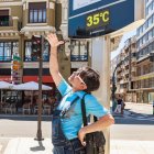Una persona se prote del sol con la mano en la Plaza de Santo Domingo, ayer.