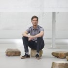El artista Nicolás Paris en la exposición de Cerezales.
