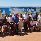 Foto de familia de los ganadores de las clasificaciones, los premiados de los sorteos y los representates institucionales y de patrocinadores.