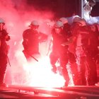 Un grupo de manifestantes lanzan proyectiles a los agentes de la policía antidisturbios después de una protesta liderada por estudiantes en Belgrado, el 28 de junio de 2025. EFE/Andrej Cukic.