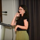 Camino Muñiz-Alique si dirige al auditorio durante su conferencia en León en lengua de signos española.