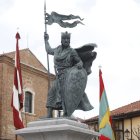 Estatua del rey Alfonso IX en la plaza de Santo Martino.