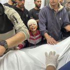Imagen del 26 de mayo de 2025 de familiares de las víctimas de un bombardeo israelí de una escuela, donde se refugiaban personas desplazas, en la norteña ciudad de Gaza. EFE/ Ahmad Awad.