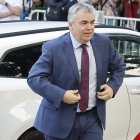 El ex secretario de organización del PSOE Santos Cerdán a su llegada antes de comparecer este lunes por primera vez como investigado ante el juez del Tribunal Supremo Leopoldo Puente, tras el informe de la UCO que lo vincula con el presunto cobro de mordidas por la adjudicación irregular de obras. EFE/ Sergio Pérez.