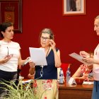 Olga Rodríguez, Pura Francisco y Pilar González leen la moción para recordar, reconocer y reparar al vecindario represaliado en 1936