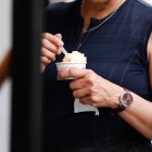 Una mujer come un helado en León.