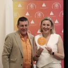 La vicepresidenta y Consejera de Familia e Igualdad, Isabel Banco recoge el premios otorgado por el indice DEC, a la Conidad de Castilla y Leoón por sus servicios sociales.