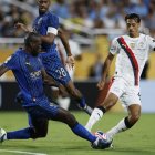 Kalidou Koulibaly, del Al Hilal (i), en acción contra Tijjani Reijnders, del Manchester City (d), durante la segunda mitad del partido de la Copa Mundial de Clubes de la FIFA 2025 en Orlando, Florida (EE.UU.). EFE/MIGUEL RODRIGUEZ.