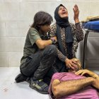 Una mujer llora a su familiar muerto en el hospital Al Awda.