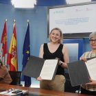 Isabel Blanco firma el acuerdo Rosa Gómez, presidenta de Elacyl.