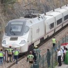 Servicios de emergencia recuperan el cuerpo del fallecido.
