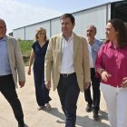 El presidente de la Junta de Castilla y León y presidente autonómico del PP, Alfonso Fernández Mañueco visita una explotación agraria y ganadera.