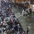 Captura de video de las largas colas en la Terminal 4 del aeropuerto Adolfo Suárez Madrid-Barajas este miércoles debido a un "problema informático puntual" en la zona de control de pasaportes, según han indicado a EFE fuentes policiales. Este fallo informático "en el acceso de las aplicaciones que utiliza la Policía Nacional" ha coincidido en un plazo de tiempo "muy breve" con una "acumulación.