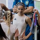 BERNA (SUIZA), 02/07/2025.- La centrocampista de la selección española Aitana Bonmatí (c) durante un entrenamiento este miércoles en Berna (Suiza), previo al primer partido de grupos que disputan las españolas mañana ante Portugal en el marco de la Eurocopa Femenina 2025. EFE/ Ana Escobar