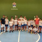 Juanín García posa junto a los participantes y monitores del campus de balonmano de Santa María del Páramo.