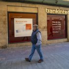 Oficinas de Bankinter muestran anuncios de hipotecas.