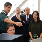 Grande-Marlaska, Nicanor Sen y Mercedes González Fernández en la visita a la oficina ubicada en el Incibe.