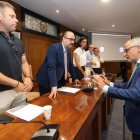 Iván Alonso y Marco Morala escuchan a Olegario Ramón.