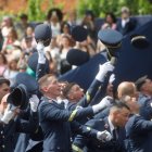 Los alumnos, al finalizar la entrega de despacho, lanzan sus gorras al aire.