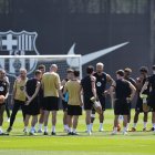 Imagen de archivo de un entrenamiento del Barcelona, al que la UEFA ha impuesto una multa de 60 millones de euros, de los que deberá abonar 15 y tendrá condicionado el pago de los otros 45 al cumplimiento de unos requisitos del reglamento financiero durante un periodo de dos años.EFE/Alejandro García/Archivo.