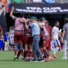 Jugadores del Fluminense y su entrenador, Renato Gaúcho (de azul), celebran la clasificación del equipo brasileño a las semifinales del Mundial de Clubes tras derrotar este viernes en Orlando (Florida) por 2-1 al Al Hilal. EFE/EPA/CRISTOBAL HERRERA-ULASHKEVICH.