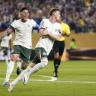 Cole Palmer del Chelsea (d) celebra junto a Enzo Fernandez luego de anotar el 1-0 ante Palmeiras. EFE/WILL OLIVER.