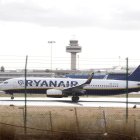 Archivo - Un avión en una de las pistas del aeropuerto de Palma. Recurso.